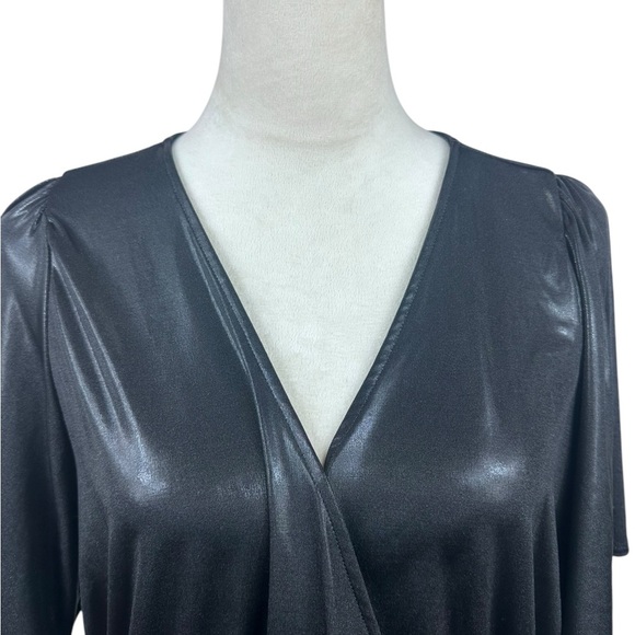 ⭐️ Host Pick ⭐️Torrid black liquid fabric look short sleeve top size 2-2X/18-20 - Picture 3 of 11